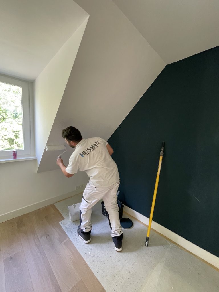Husman Schilders uit Breda - Schilder - Behangen - Latex spuitwerk - Vloercoating - Stukadoor